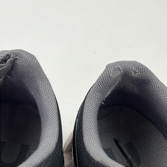 On Cloud Women's lightweight Lace Up Running Shoe size 9 - Picture 7 of 10